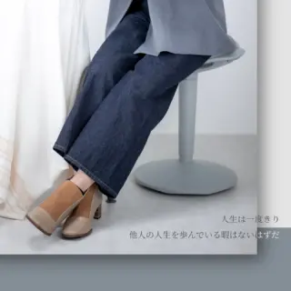 ＊＊＊＊＊

やってもやっても上達しない。
何度やっても失敗ばかり。
自分だけ、できてない。
続けた先に未来が見えてるわけでもない。

諦められたらどれだけ楽だろうか。
でも心の中は続けたいって言っている。

自分の出来の悪さと向いてなさに自己嫌悪しながら
大学の研究室の隅っこで、俯きながら
イヤホンしてお昼ご飯のおにぎりを頬張っていた時に
YouTubeのかんぽ生命のCMから流れてきた言葉。↓↓
　
　

"あなたの人生は間違いなくあなたのもの"
"人生は一度きり。他人の人生を歩んでいるはず暇はないはずだ"
　
　

ハッとした。

違う武器を持つ誰かが引いたレールを羨ましがっても
自分にそのレールを作れるわけがない。

自分の武器をちゃんと見極めて
欠点とも向き合って、力を借りながら補って
どんな道にしたいのか先を見据えて
自分のレールを
自分で引いていくことに、集中しないと。
　
　
大人になっても比較してはため息つきたくなるけど
その度にこの時のことを思い出しては
首を横にブンブンと振って
"おい。そんなこと考えてる程暇じゃないだろ"
"そんな暇あったら、前に進むことだけを考えろ"
という体育会系の自分が登場します 笑
　
　

———————————————

𝐂𝐨𝐧𝐜𝐞𝐩𝐭 ——— 

　〜自分の叶えたい未来は自分で迎えに行く〜

𝐒𝐞𝐫𝐯𝐢𝐜𝐞 ———

　◇洗練デザイン×運用も考えた
　　ホームページ制作・リニューアル

　◇その他デザイン周りのトータルサポート
　　⚫︎オンラインショップ制作
　　⚫︎名刺・チラシ等の印刷物
　　⚫︎公式LINE・SNSサポート

　◇WEB制作講師

　＼𝐅𝐨𝐥𝐥𝐨𝐰 𝐦𝐞／
　@kinbara_yoko

———————————————